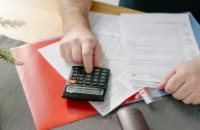 άνδρας συμπληρωνει εγγραφα