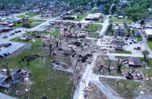 κατεστραμμένα σπίτια , δεντρα
