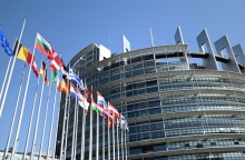 Το Ευρωπαϊκό Κοινοβούλιο, κτηριο, σημαιες