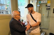 2 ανδρες κανουν χειραψια