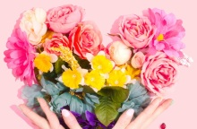 Τα λουλούδια είναι πάντοτε ένα ωραίο δώρο για όσους γιορτάζουν σήμερα