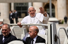 παπας, αυτοκινητο, σωματοφυλακες