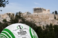 Η μπάλα του τελικού του Conference League με θέα την Ακρόπολη 