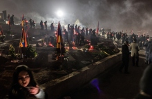 νεκροταφείο, κοσμος, σημαιες