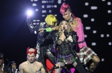 μαντονα στη σκηνη, χορευτες