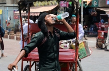 ινδος πινει νερο, οχηματα, καταστηματα, κοσμος