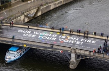 γεφυρα, ποταμι, πλοιο, ακτιβιστες