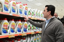 Ο υπουργός Ανάπτυξης, Κώστας Σκρέκας σε κατάστημα αλυσίδας σούπερ μάρκετ 