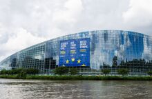 Το κτίριο του Ευρωκοινοβουλίου στο Στρασβούργο, όπου πανό καλεί να χρησιμοποιήσουμε την ψήφο μας