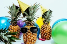 ανανας, μαυρα γυαλια, μπαλονια