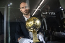 χρυση μπαλα, ανδρας, γυαλινο κιβωτιο