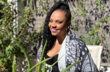 Η τραγουδίστρια Idra Kayne μιλάει από το μπαλκόνι της