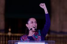 Η Κλαούντια Σέινμπαουμ πανηγυρίζει τη νίκη της 