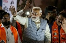 Ο Μόντι χαιρεταει τους ψηφοφορους του