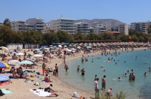 Στις παραλίες ξεχύθηκε ο κόσμος μετά την άνοδο της θερμοκρασία και κύμα καύσωνα 