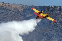 Πυροσβεστικό αεροπλάνο επιχειρεί σε πυρκαγιά