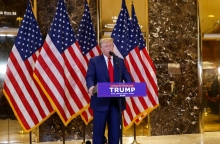  Ο  Ντόναλντ Τραμπ, σημαιες