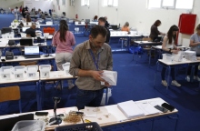 θρανια, υπαλληλοι μετρουν ψηφους