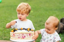 2 παιδια τρωνε τουρτα