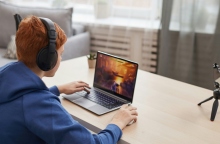 αγορι μπροστα απο υπολογιστη