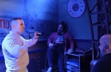 Πατέρας επιτέθηκε σε Ισπανό κωμικό στη σκηνή επειδή έκανε σεξουαλικό αστείο για τον γιο του (Βίντεο)