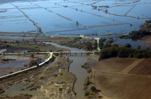 πλημμυρισμενα χωραφια, δρομοι, γεφυρα