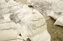 Προετοιμασίες στα εκλογικά τμήματα για τις εκλογές της Κυριακής