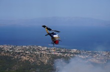 Χίος: Σε εξέλιξη η πυρκαγιά στις Καρυές - Η φωτιά καίει μέσα σε απόκρημνες χαράδρες