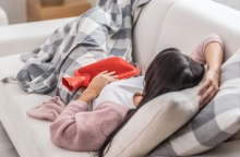 γυναικα ξαπλωμενη, καναπες, κουβερτα, κοκκινη θερμοφορα