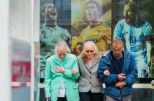 1 ανδρας, 2 γυαναικες