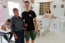 Ευρωεκλογές 2024: Παππούς στην Άζωρο Ελασσόνας ψήφισε με τον εγγονό και τον δισέγγονό του 