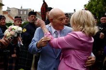 Νορμανδία: Βετεράνος του Β' Παγκοσμίου Πολέμου παντρεύτηκε σύντροφό του