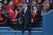 Ο Ρίσι Σούνακ, ορχηστρα, σημαιες, οργανα