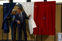 Ο Γάλλος πρόεδρος Εμανουέλ Μακρόν και η σύζυγός του Μπριζίτ Μακρόν κατά τη διάρκεια των ευρωεκλογών 