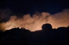 Μαίνεται η μεγάλη πυρκαγιά στην Πάφο - Ολονύχτιες κατασβέσεις από τις επίγειες δυνάμεις