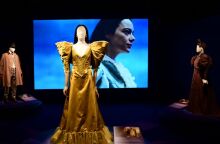 Τα κουστούμια του «Poor Things» κοσμούν το Μουσείο Μπενάκη 