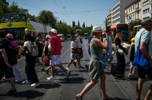κοσμος διασχιζει δρομο στο κεντρο της Αθηνας