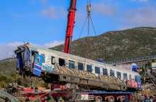γερανος υψωνει κατεστραμμενο βαγονι τραινου