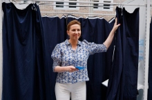 η Μέτε Φρέντρικσεν σε εκλογικο παραβαν