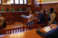 η Ιλάρια Σάλις αλυσοδεμενη στο δικαστηριο