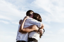 ανδρας, γυναικα, αγκαλιαζονται 