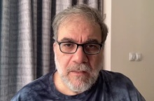 Δημήτρης Σταρόβας: Δεν ήθελα να κάνω το βίντεο για να μην με δείτε έτσι όπως δεν με έχετε συνηθίσει