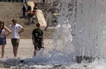 Ανεβαίνει η θερμοκρασία και η ζέστη είναι ανυπόφορη στην Αττική 