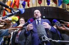 o Σαρλ Μισέλ, δημοσιογραφοι, μικροφωνα