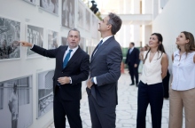 Ο Κυριάκος Μητσοτάκης κοιταζει φωτογραφιες