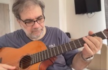 Δημήτρης Σταρόβας: Παίζει για πρώτη φορά κιθάρα μπροστά στην κάμερα