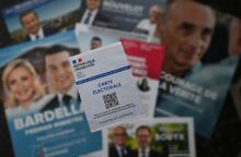 Κάρτα για την άσκηση του εκλογικού δικαιώματος στη Γαλλία με φόντο τα φυλλάδια των υποψηφίων