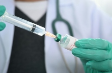 γιατρος κραταει ενεση και φυαλιδιο