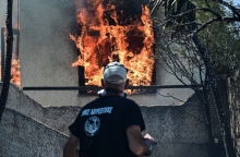 πυροσβεστης, φωτια, σπιτι