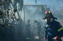 Η δασική φωτιά στη Σταμάτα είναι κοντά σε σπίτια 